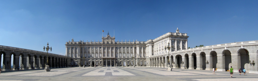 Palacio_Real_Madrid_by-Gothika-on-wikipedia